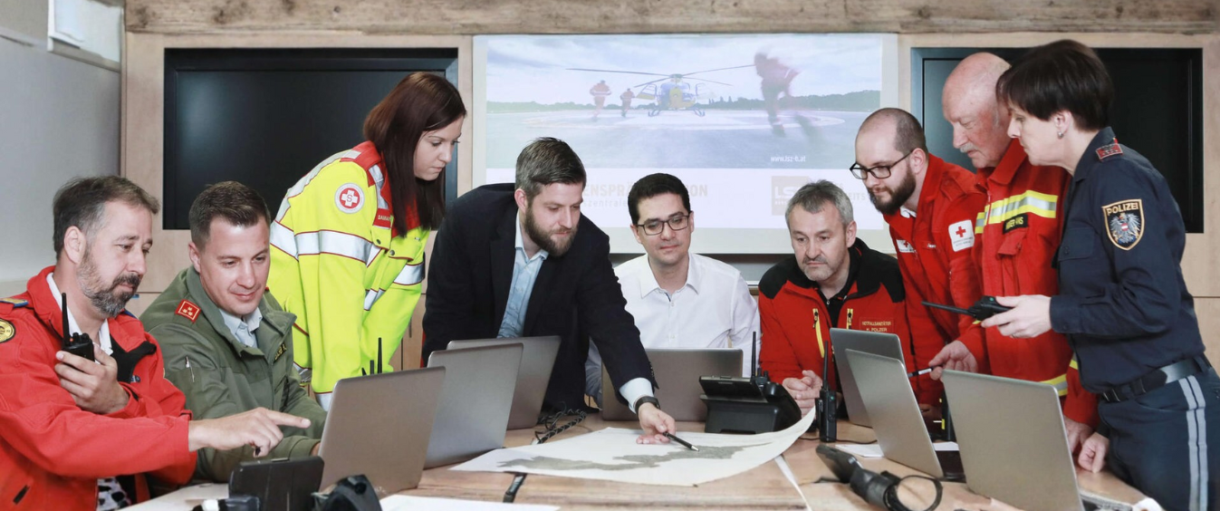 Gruppenfoto bei Einsatzbesprechung im Büro