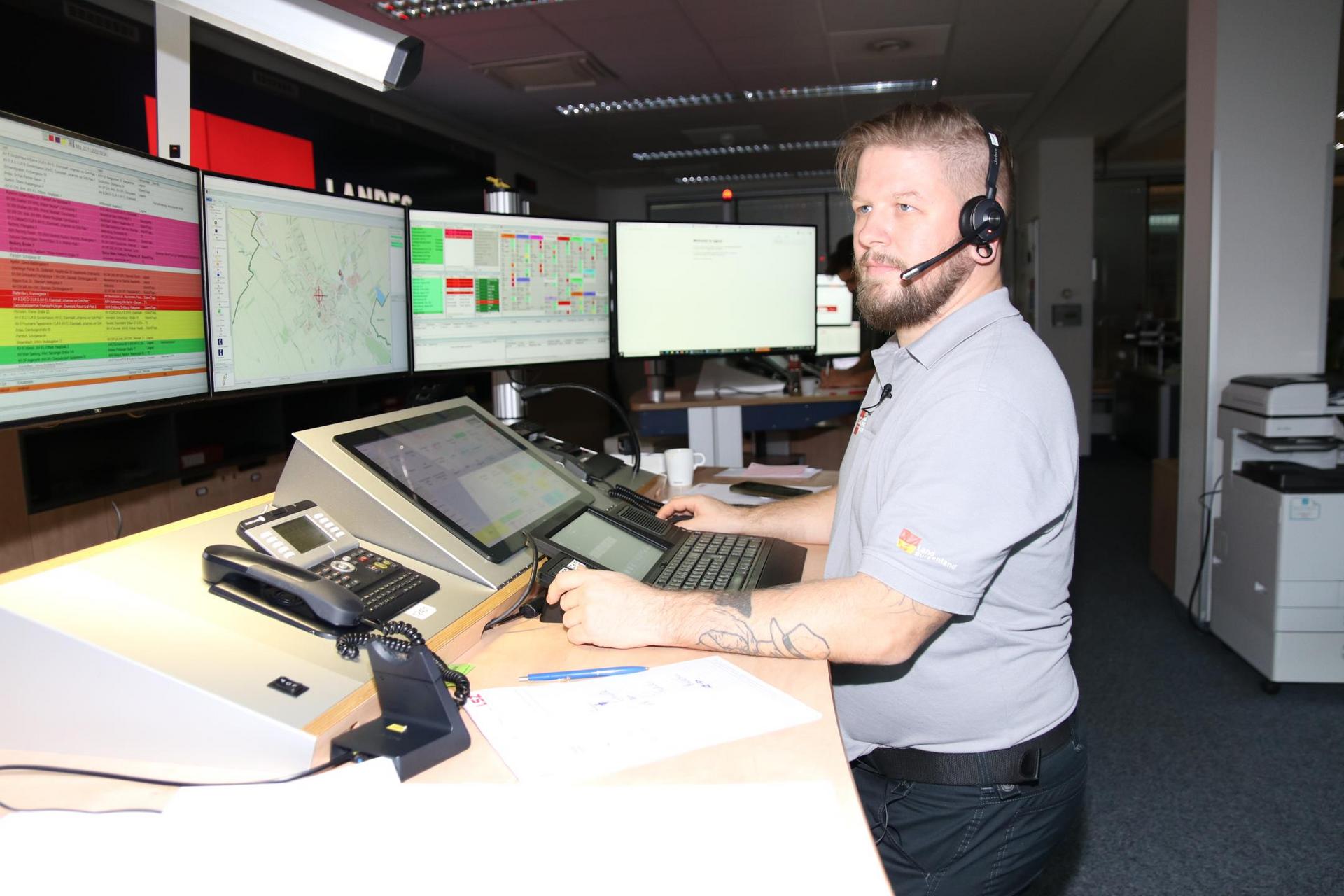 Mitarbeiter Bernd nimmt Notrufe an