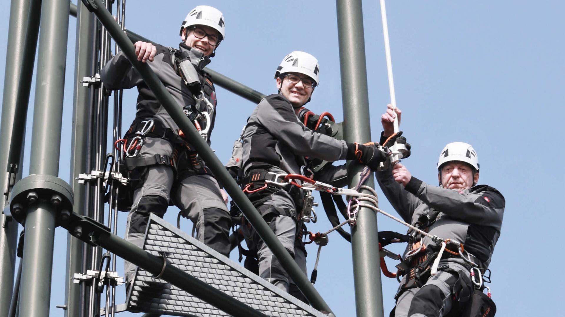 Mitarbeiter bei der Wartung eines Funkmasts