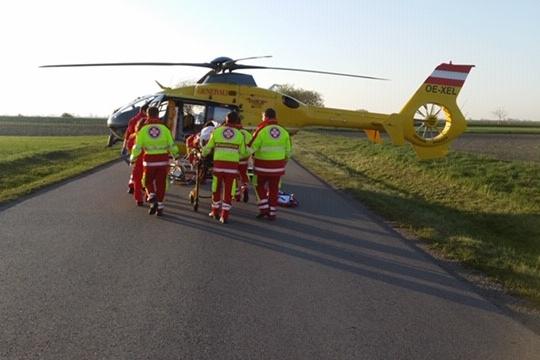 Hubschrauberlandung auf einem Feldweg